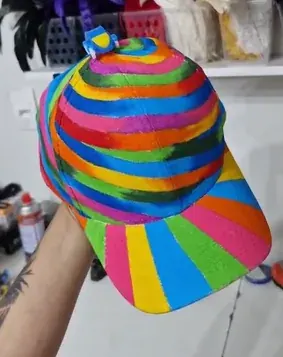 Boné de Erê, peça feita à mão