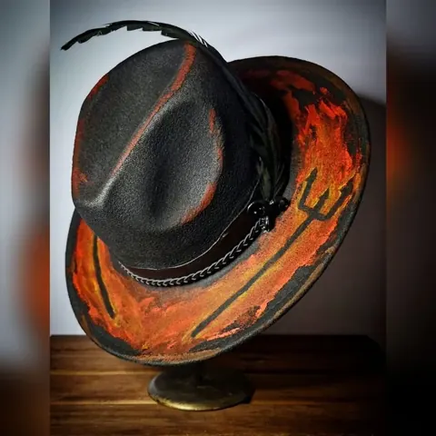 Chapéu de Exu, peça feita à mão