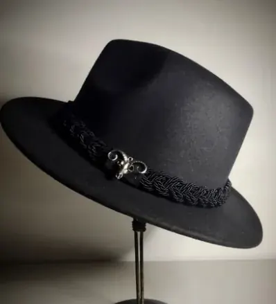 Chapéu de Exu, peça feita à mão